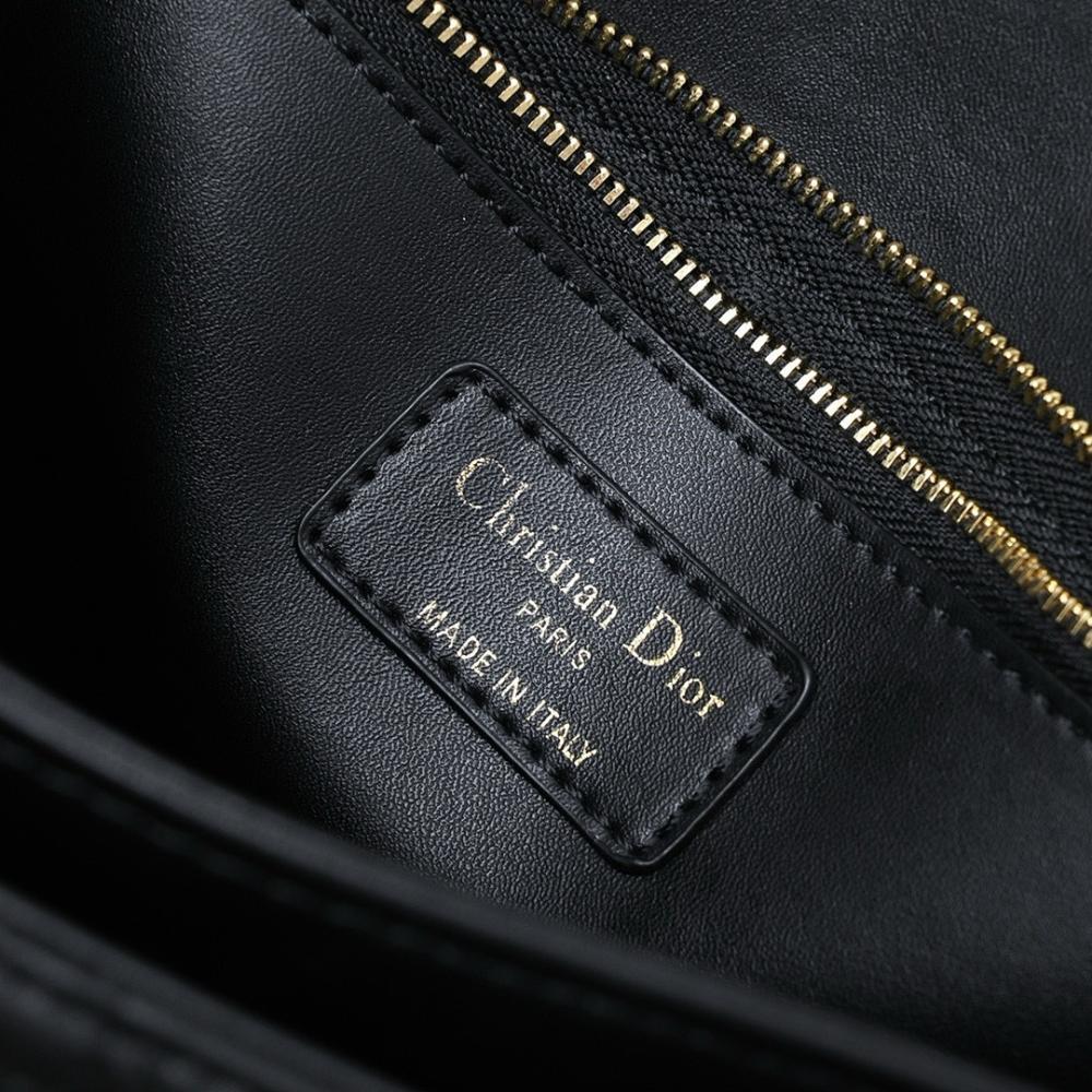 Classic Modern Leather Shoulder Bag