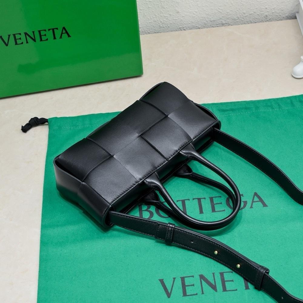 Elegant Stylish Woven Leather Shoulder Bag – Special Edition