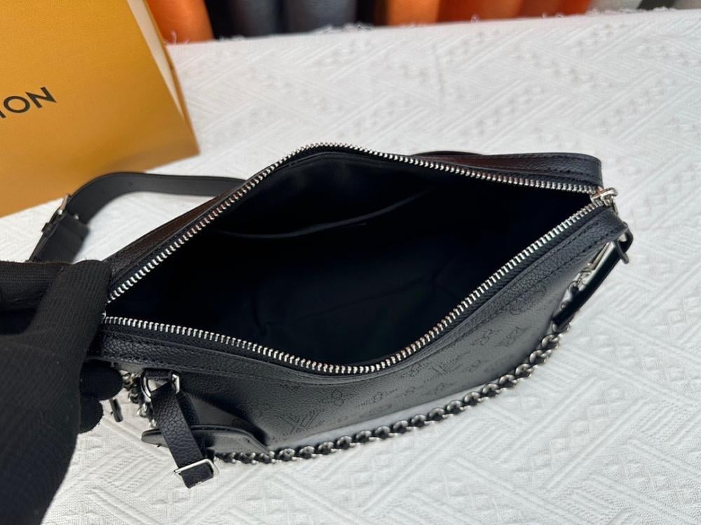 Elegant Leather Shoulder Bag – Limited Edition