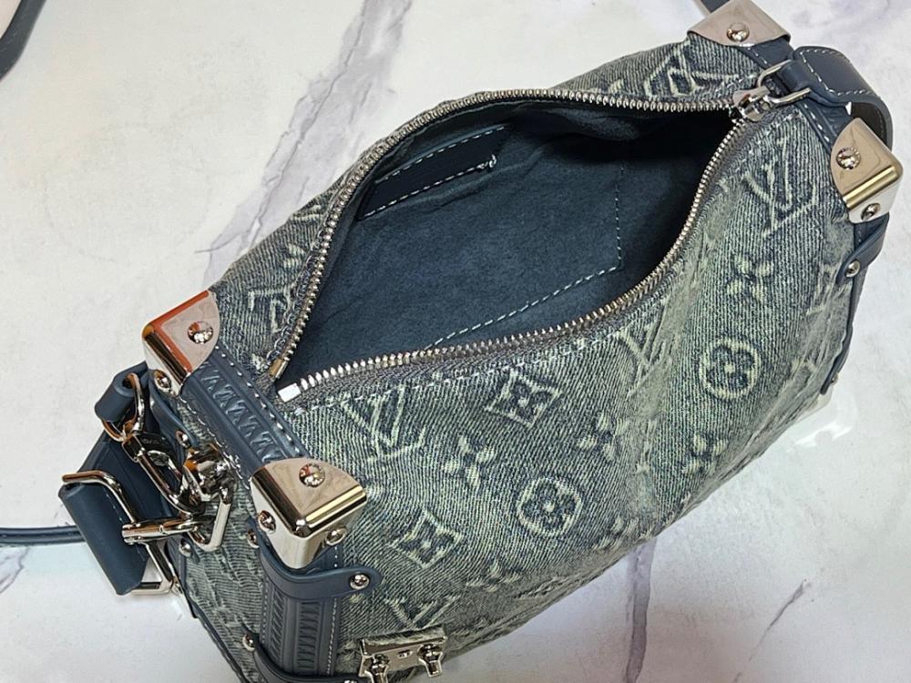 Classic Elegant Leather Shoulder Bag – Limited Edition
