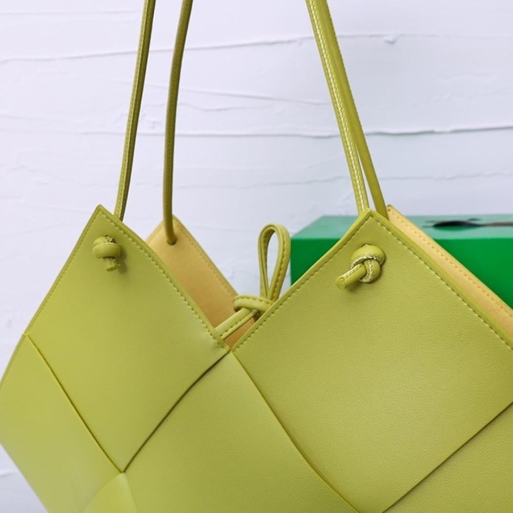 Elegant Woven Leather Shoulder Bag – Special Edition