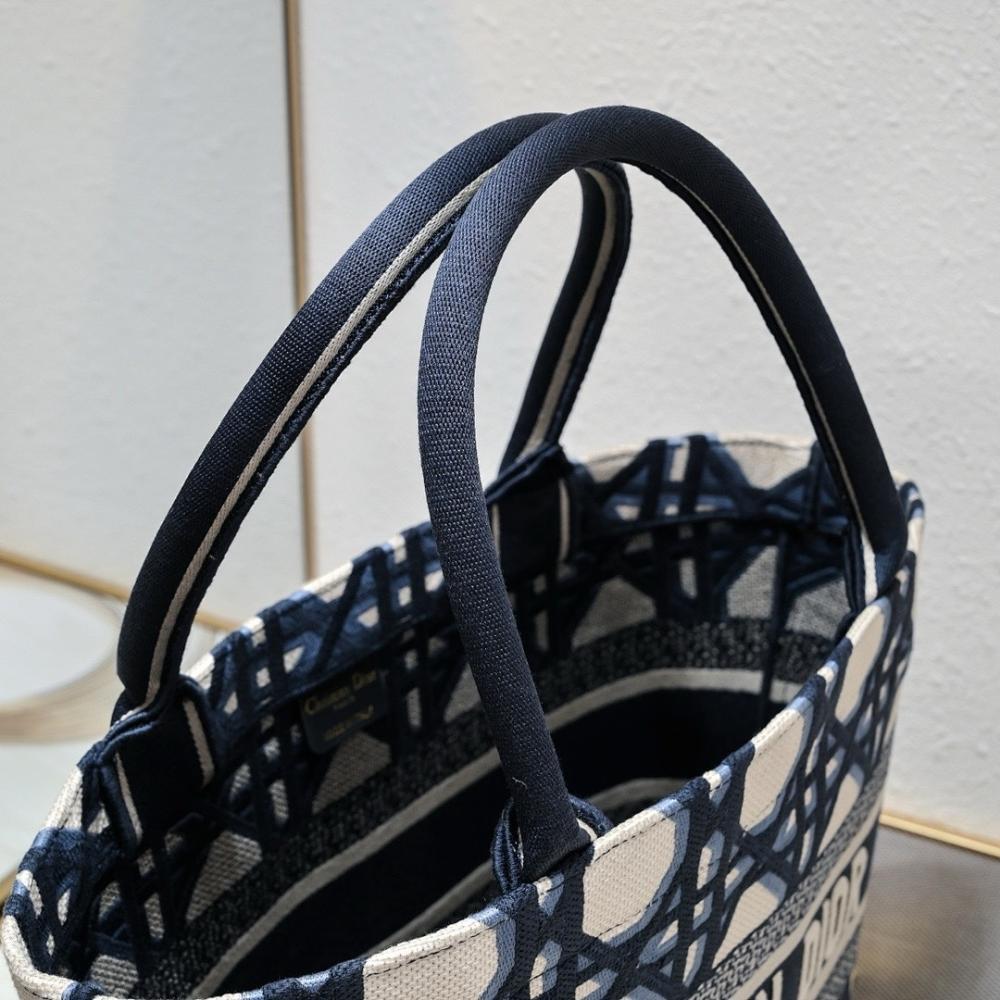 Classic Italian-Inspired Tote Bag