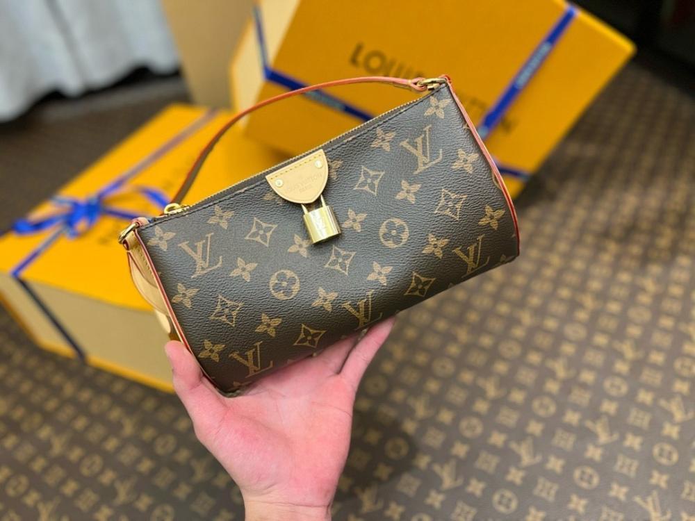Stylish Refined Leather Crossbody Bag