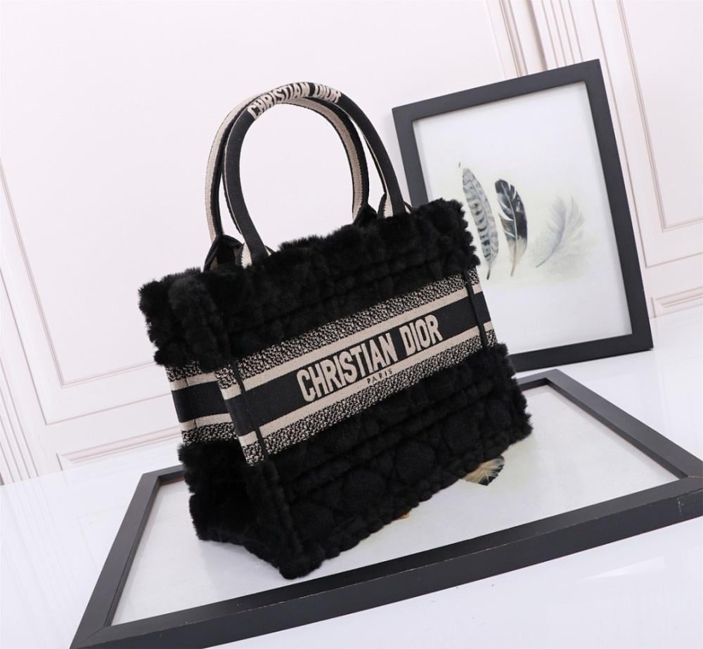 Stylish Embroidered Crossbody Bag – Limited Edition
