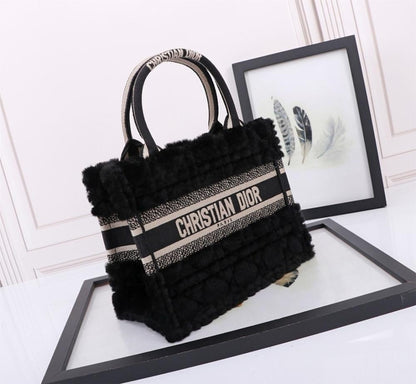 Stylish Embroidered Crossbody Bag – Limited Edition