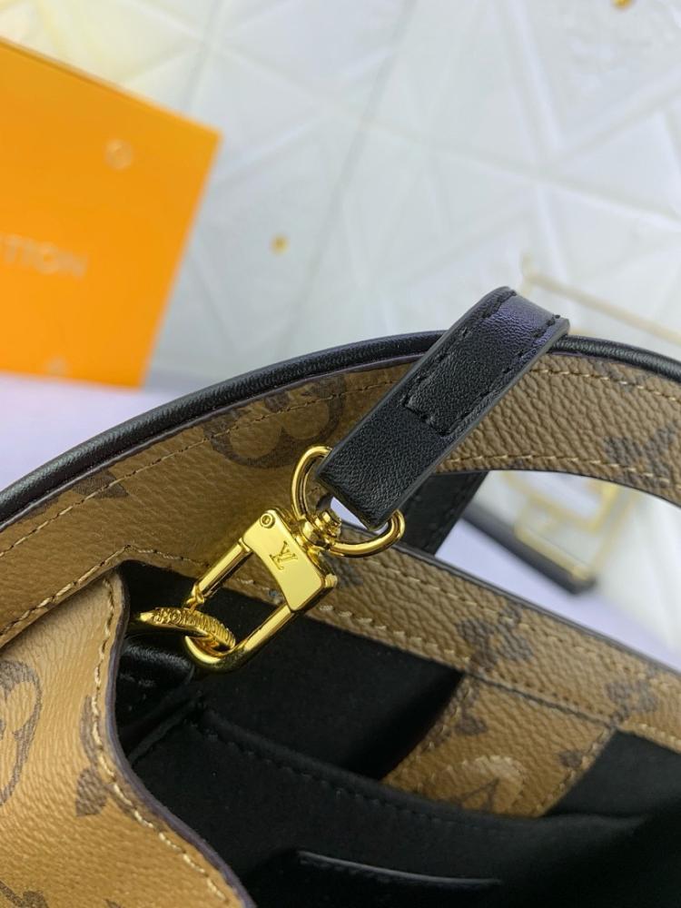 Elegant Refined Canvas Crossbody Bag