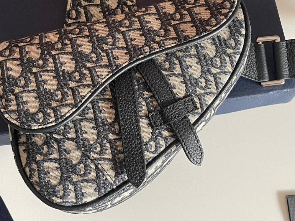 Stylish Black Calfskin Crossbody Bag – Limited Edition