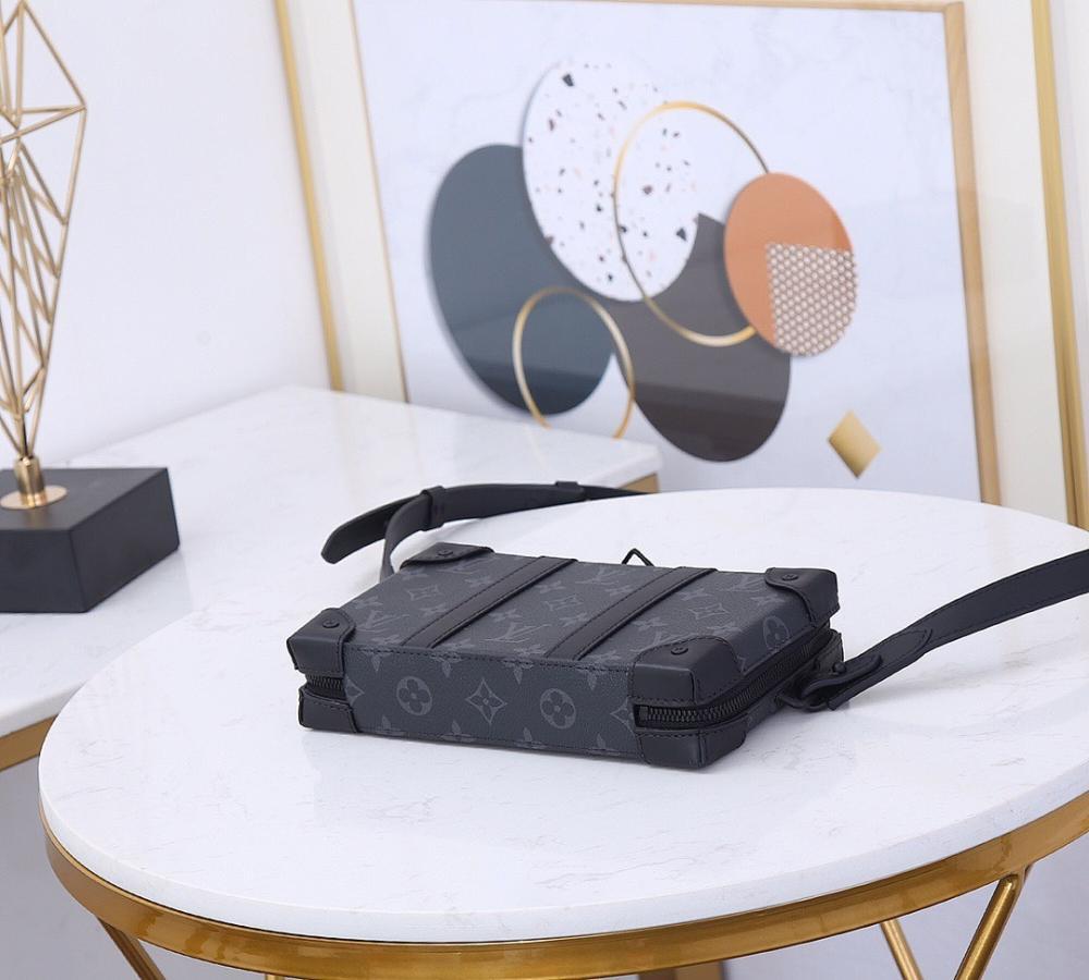 Classic Modern Leather Shoulder Bag