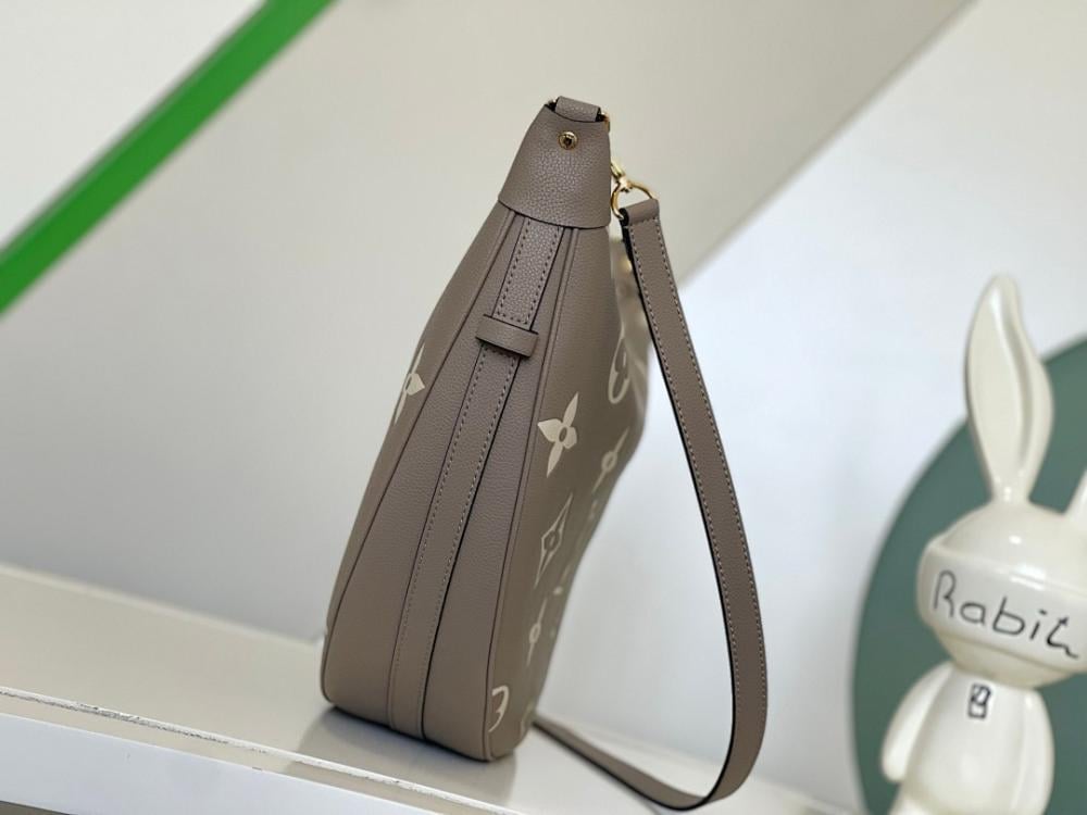 Classic Leather Shoulder Bag – Limited Edition