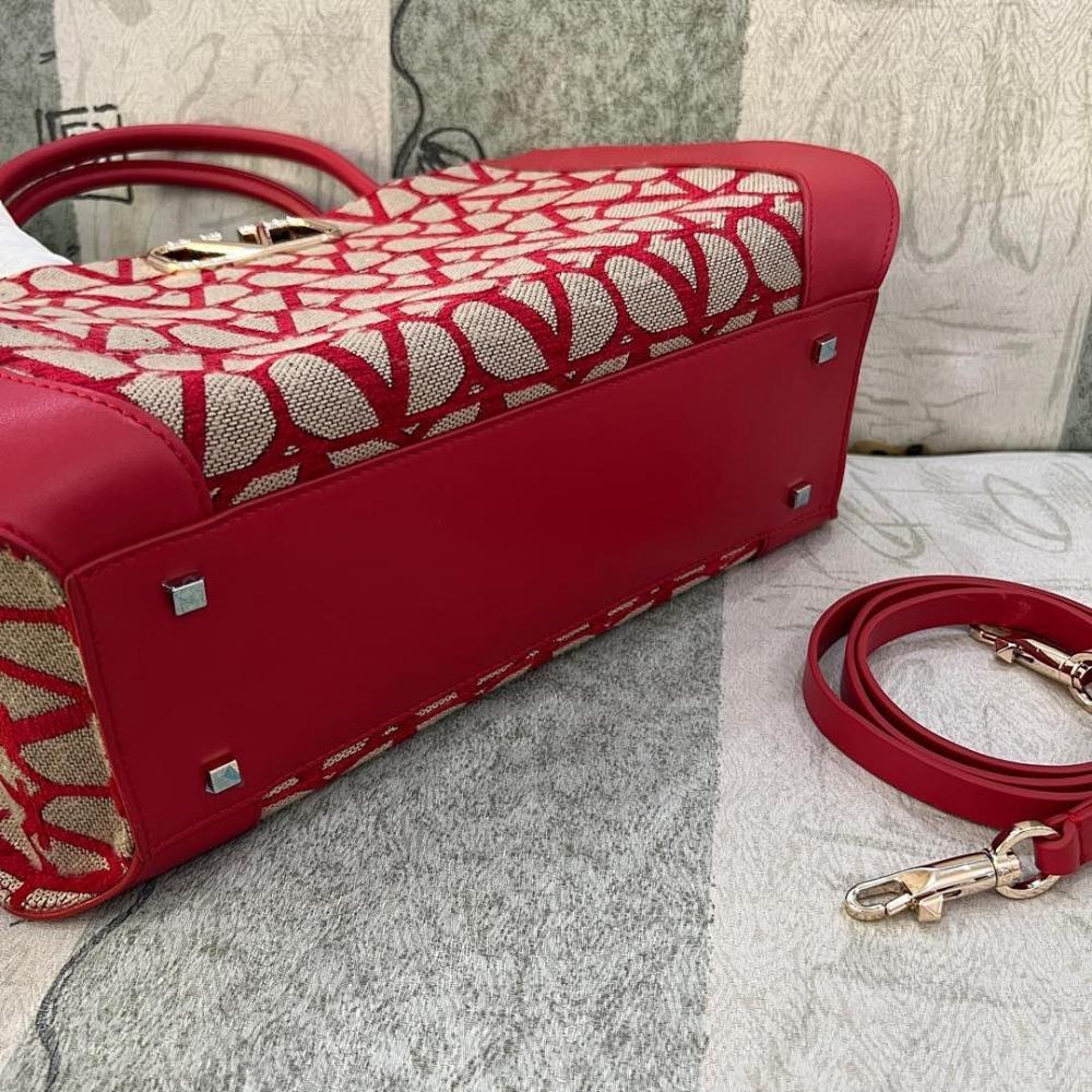 VLogo Signature Leather Shoulder Bag