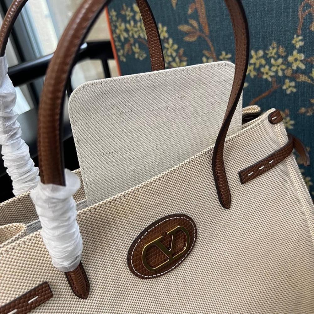 VLogo Signature Leather Shoulder Bag