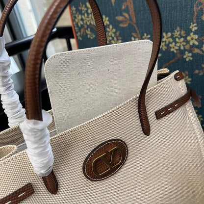 VLogo Signature Leather Shoulder Bag