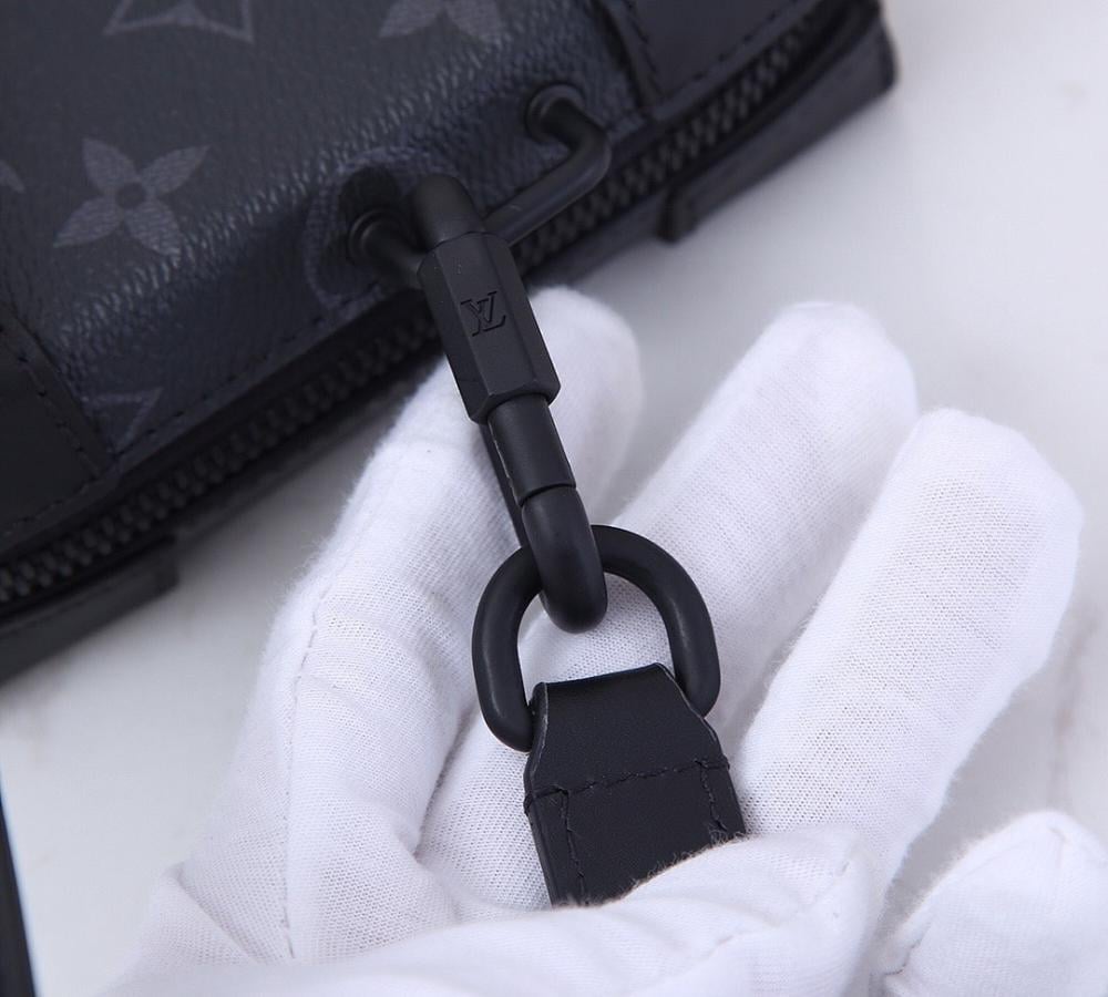 Classic Modern Leather Shoulder Bag