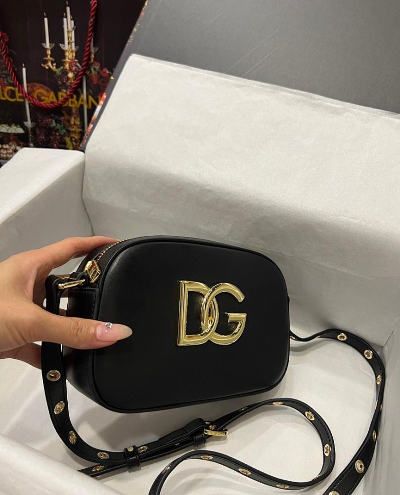 Modern Italian-Inspired Shoulder Bag