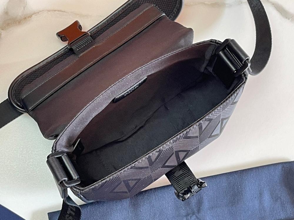 Modern Refined Black Quilted Leather Shoulder Bag