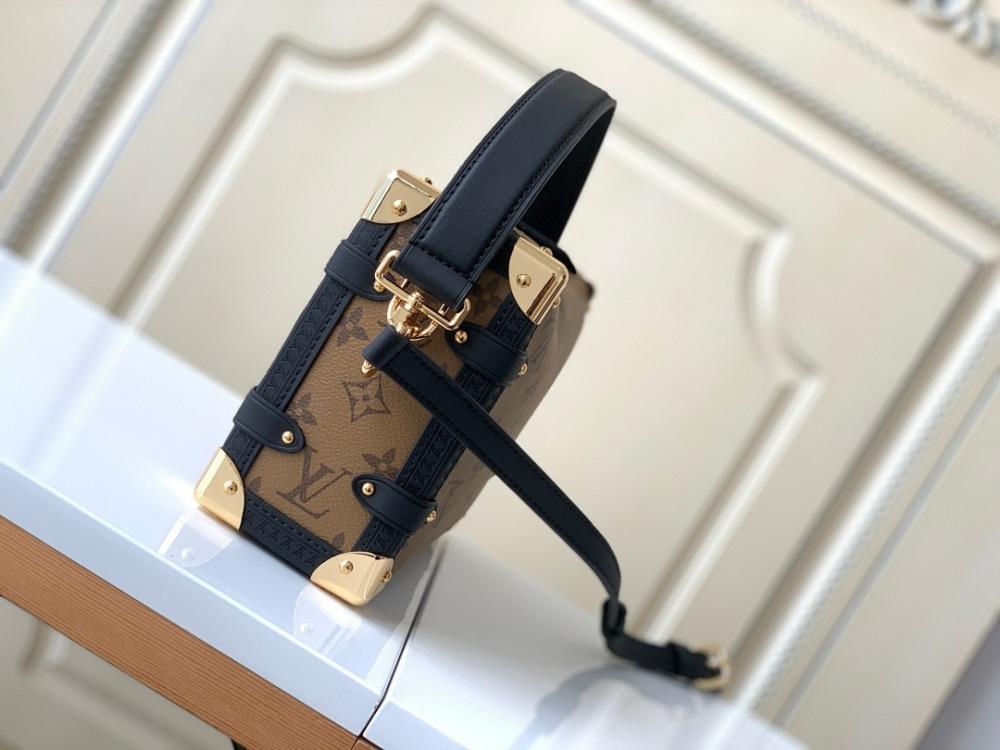 Stylish Refined Leather Crossbody Bag