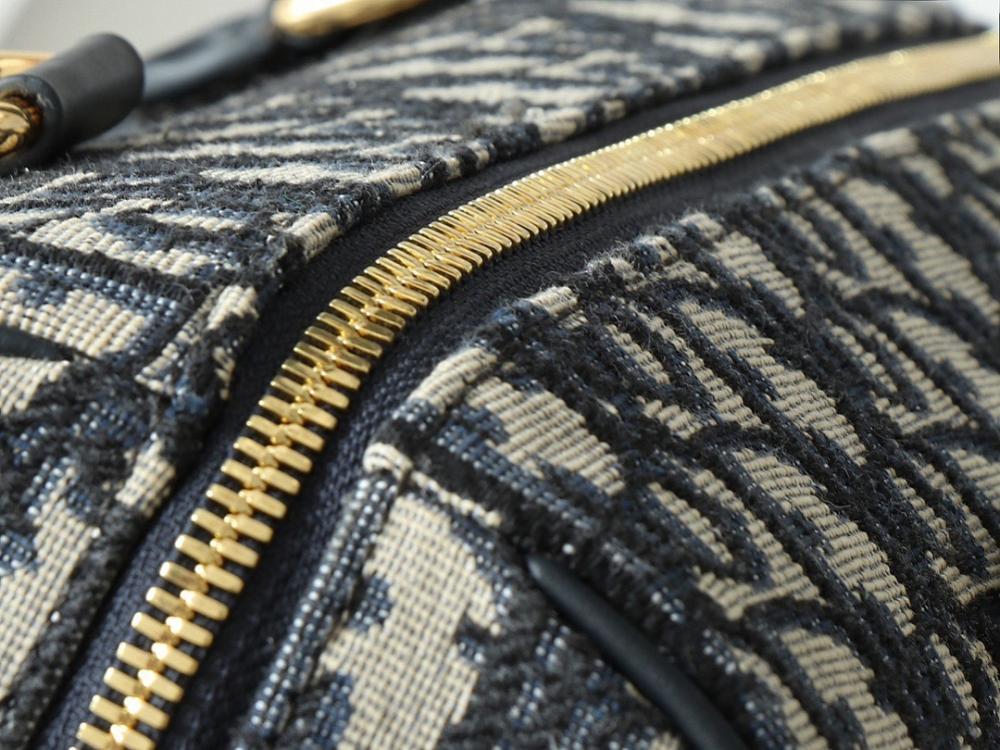 Elegant Refined Quilted Leather Shoulder Bag