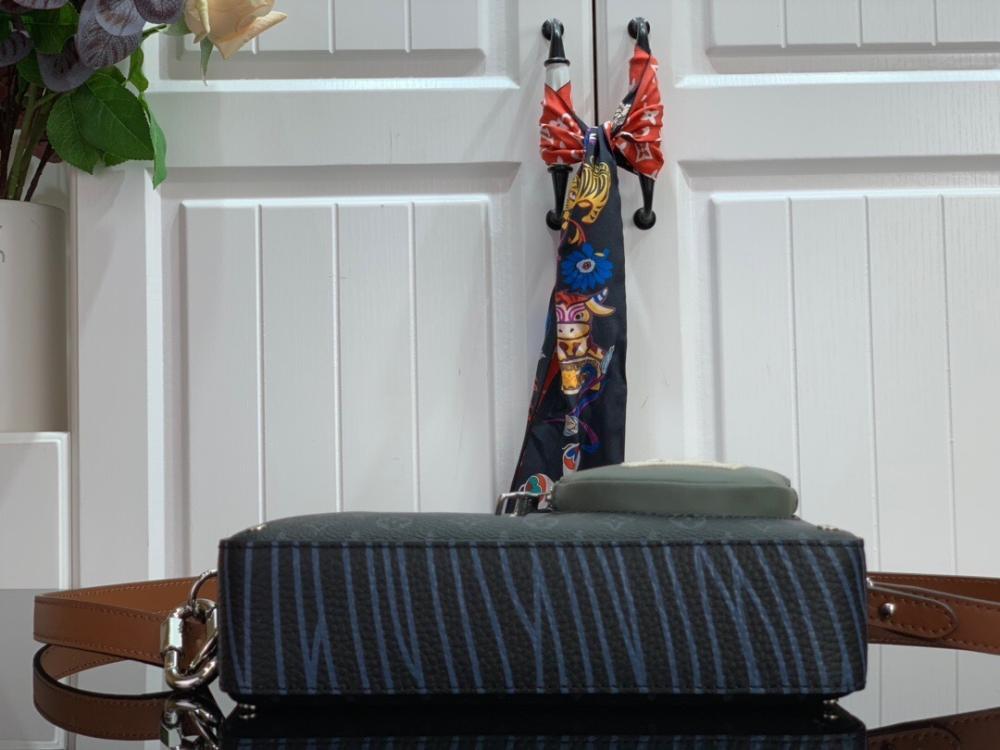 Arco Shoulder Bag
