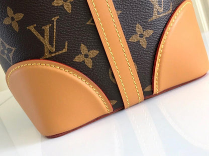 Modern Refined Bucket Bag