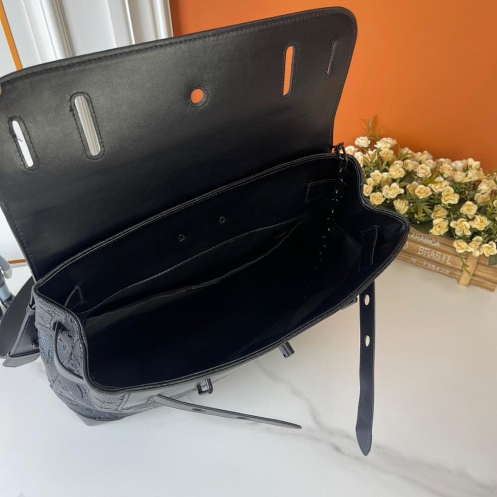 Italian-Inspired Elegant Travel Bag