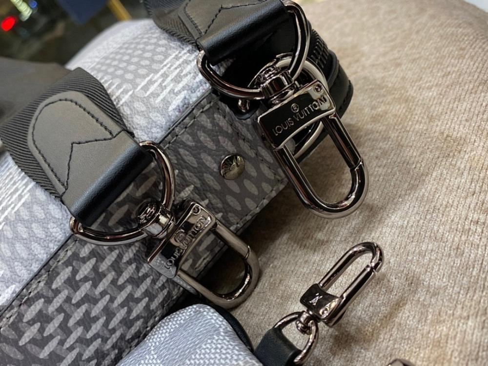 Modern Refined Grey Shoulder Bag