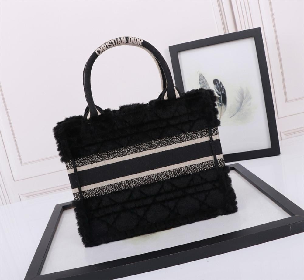 Stylish Embroidered Crossbody Bag – Limited Edition