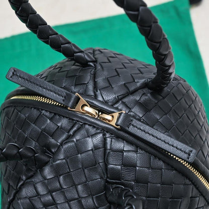Stylish Refined Lambskin Shoulder Bag