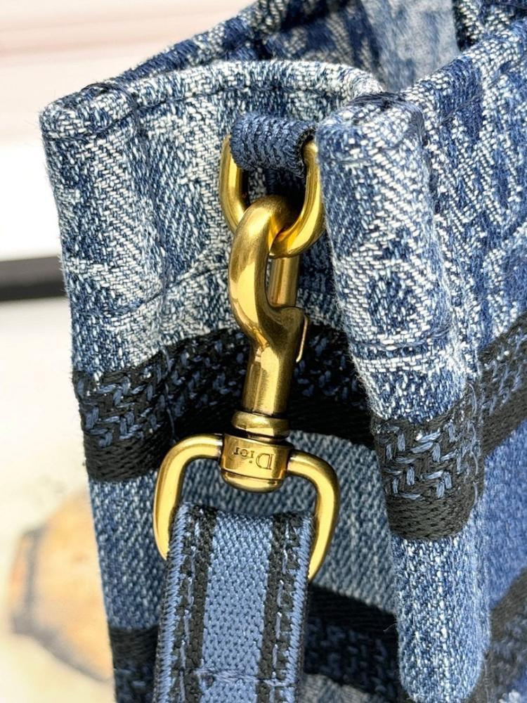 Elegant Refined Shoulder Bag