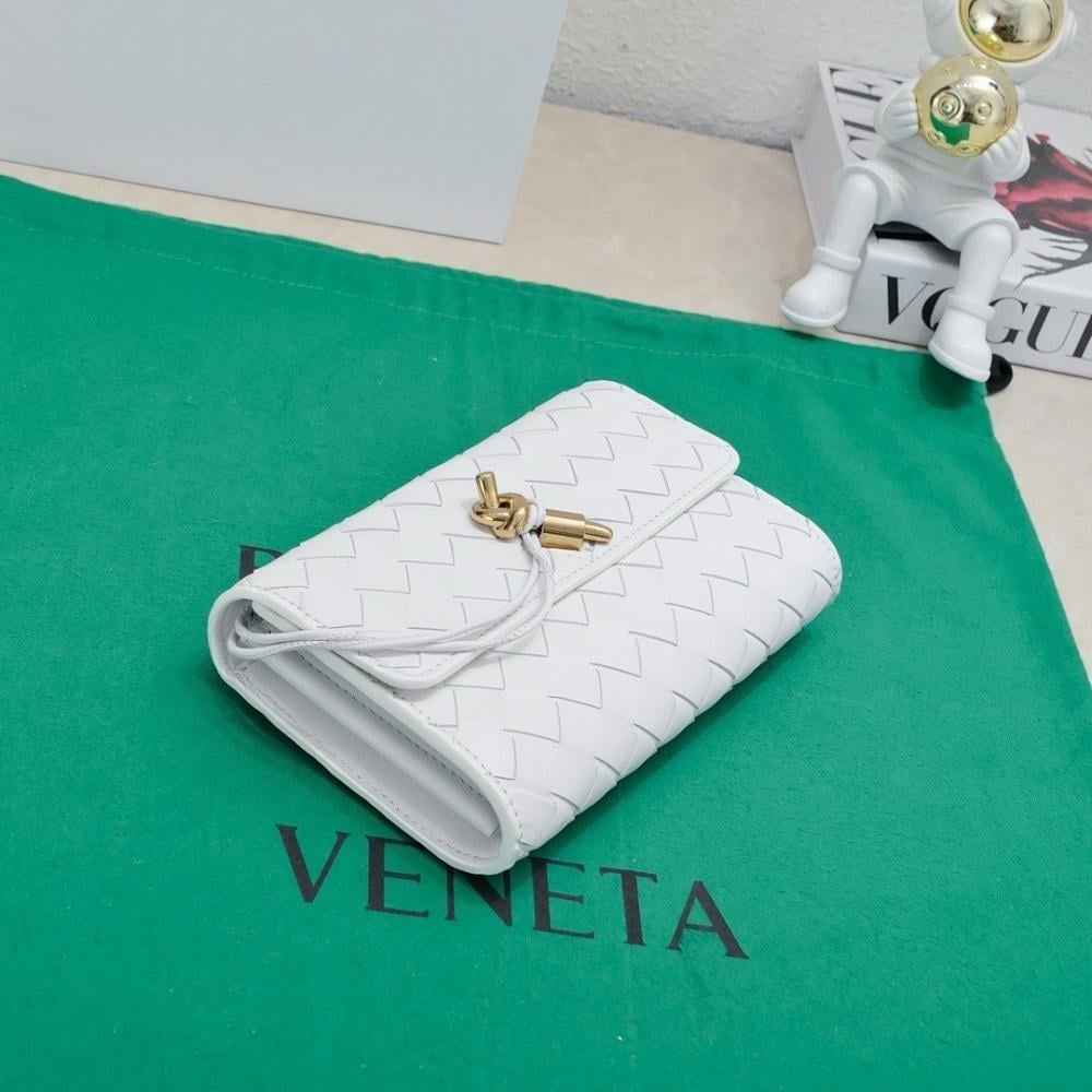 Modern Elegant Woven Bag – Limited Edition