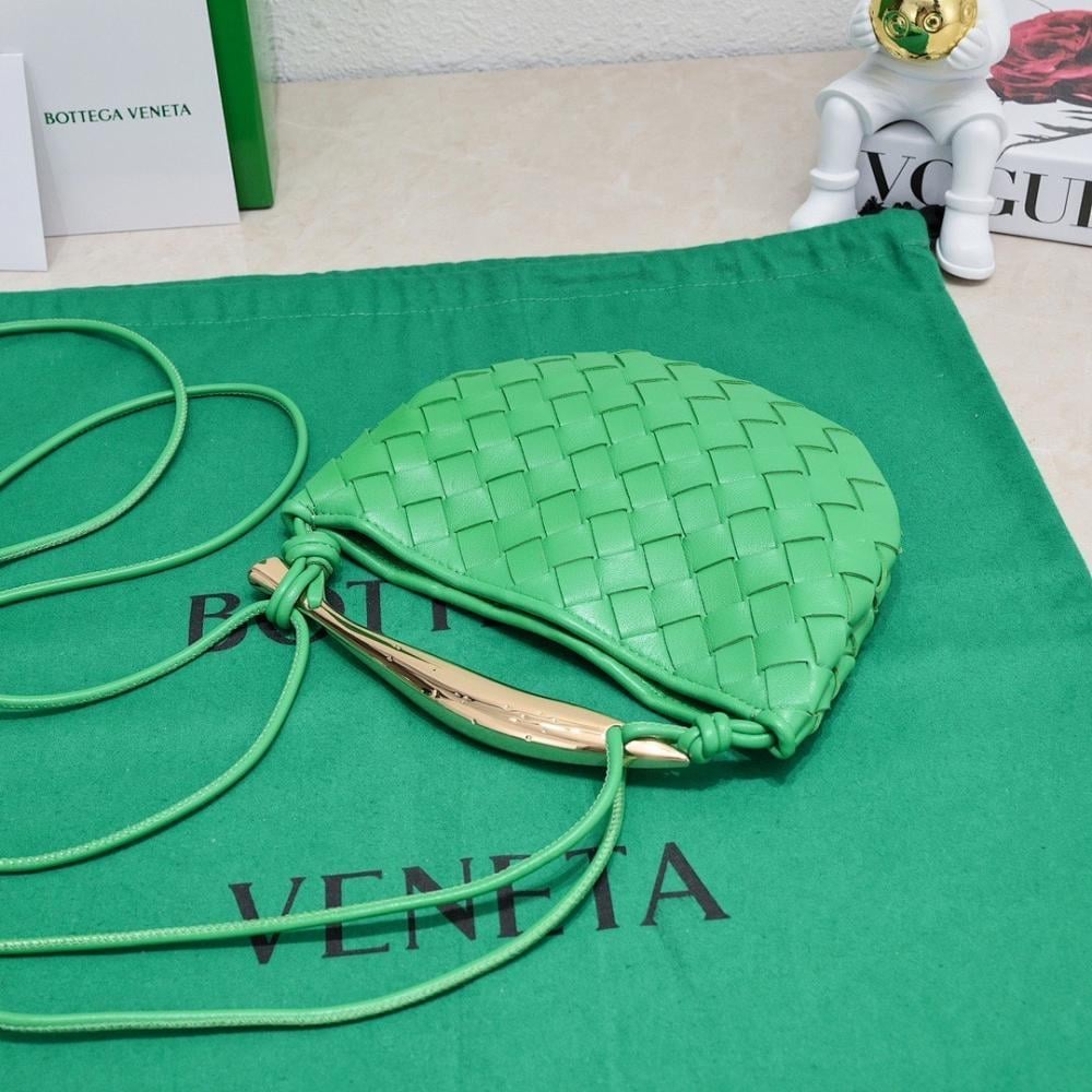 Stylish Refined Woven Shoulder Bag