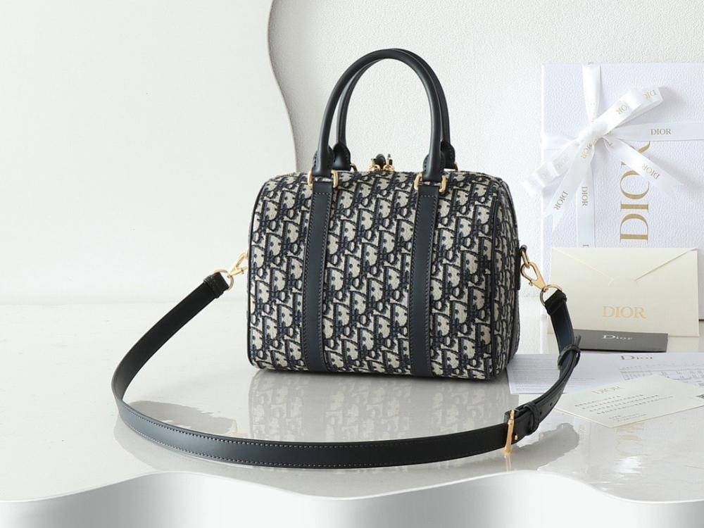 Elegant Refined Quilted Leather Shoulder Bag