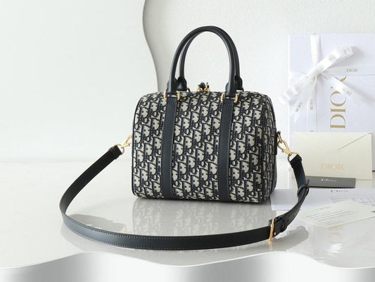 Elegant Refined Quilted Leather Shoulder Bag