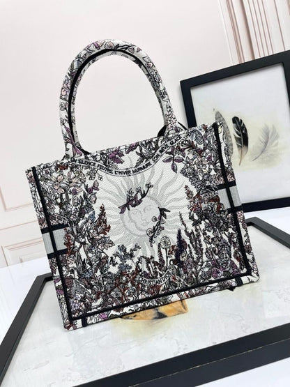 Modern Refined Embroidered Shoulder Bag