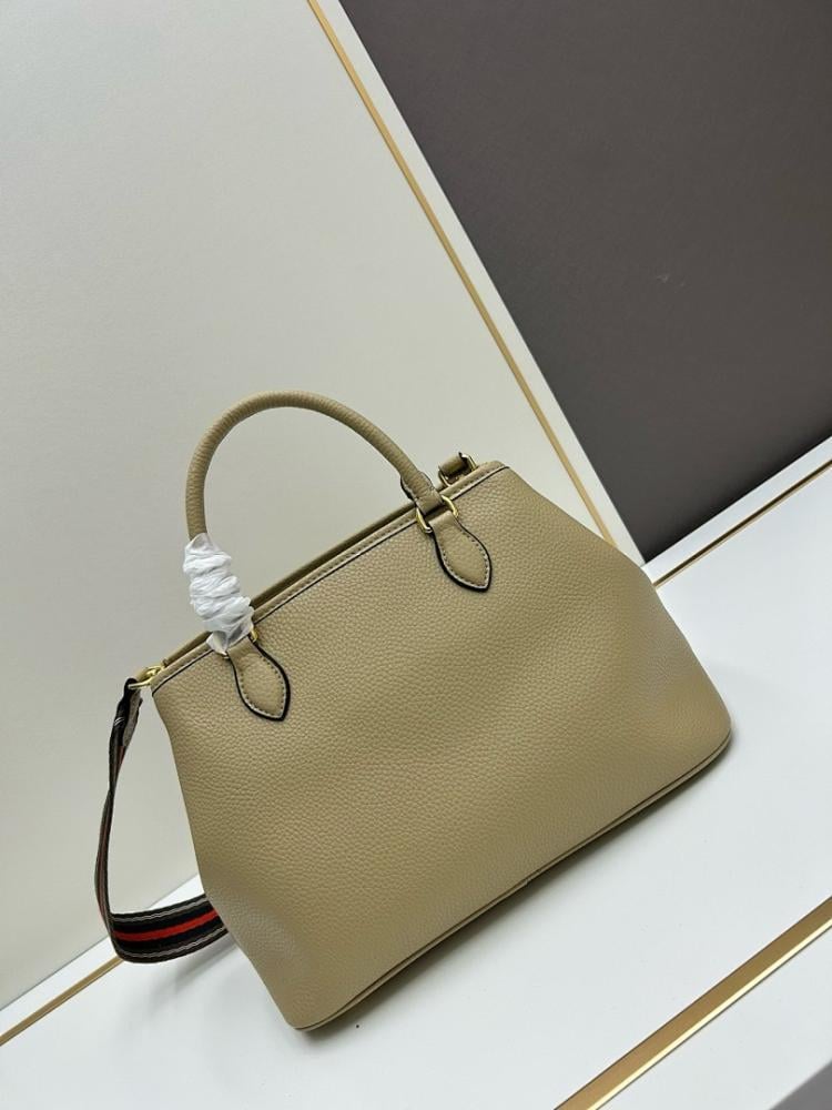 Classic Elegant Leather Shoulder Bag – Limited Edition