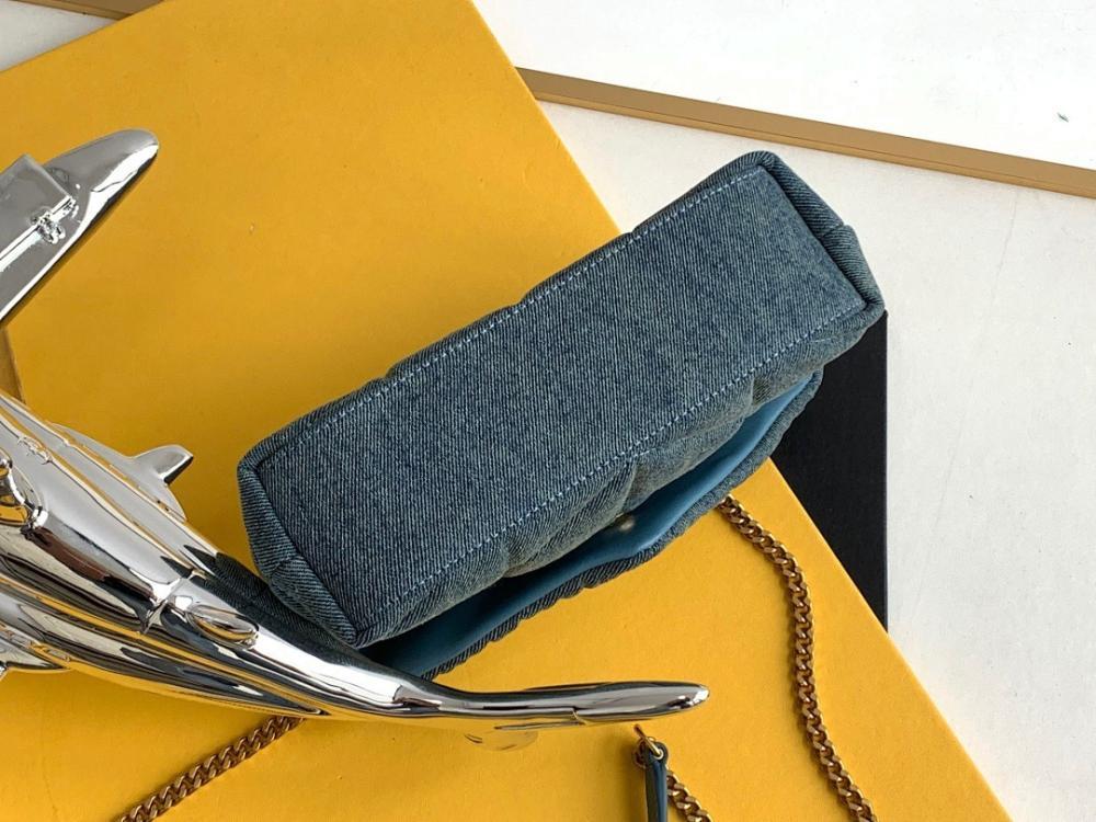 Stylish Gold Crossbody Bag – Special Edition
