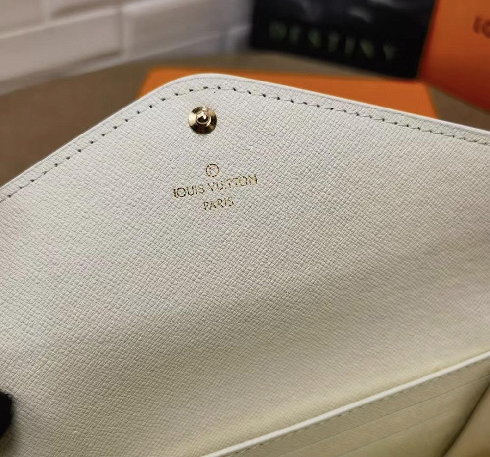 Stylish Refined Beige Leather Crossbody Bag