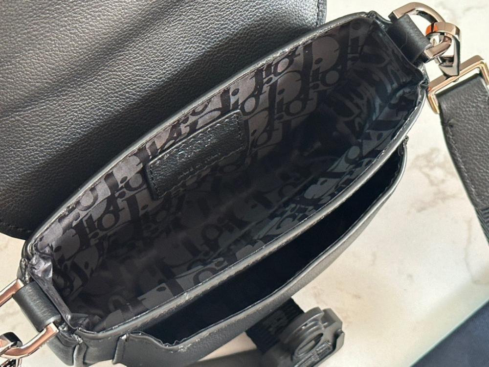 Classic Modern Leather Shoulder Bag