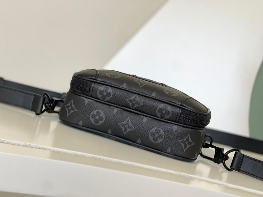 Modern Black Leather Shoulder Bag – Limited Edition