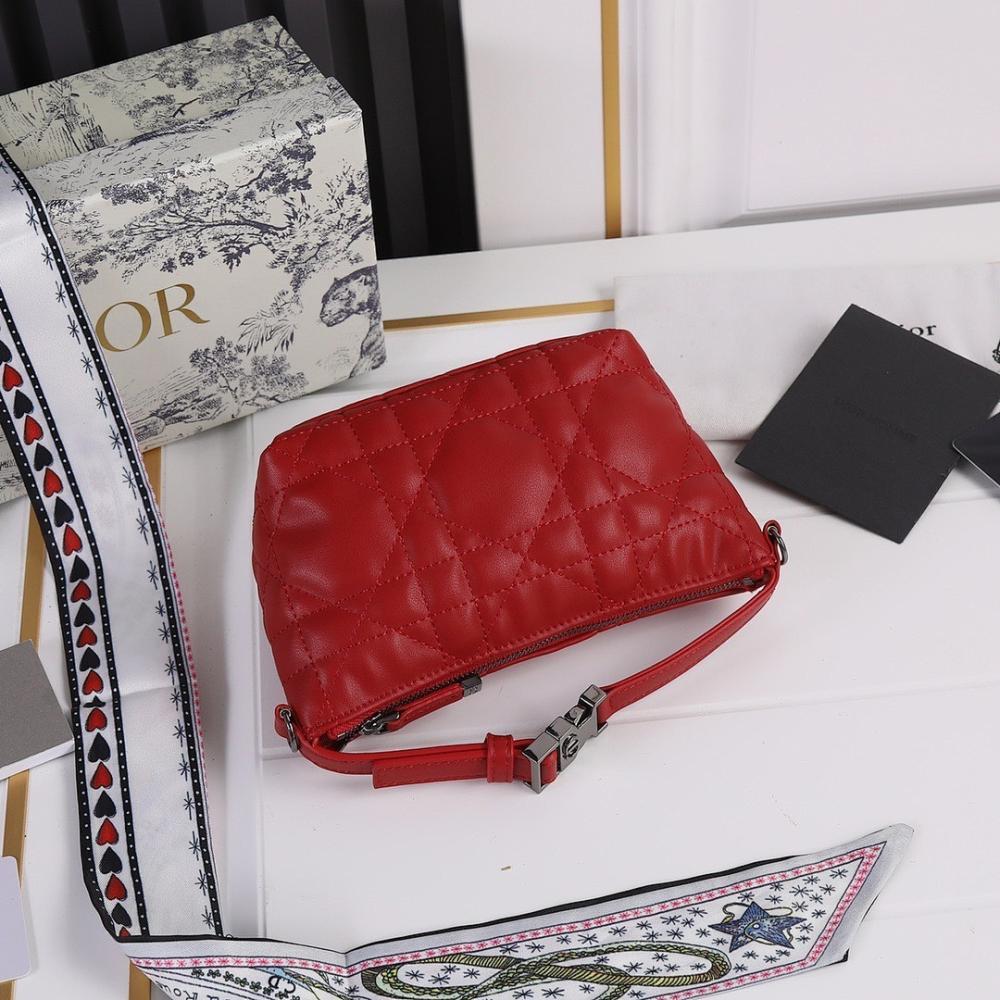 Classic Refined Quilted Leather Shoulder Bag