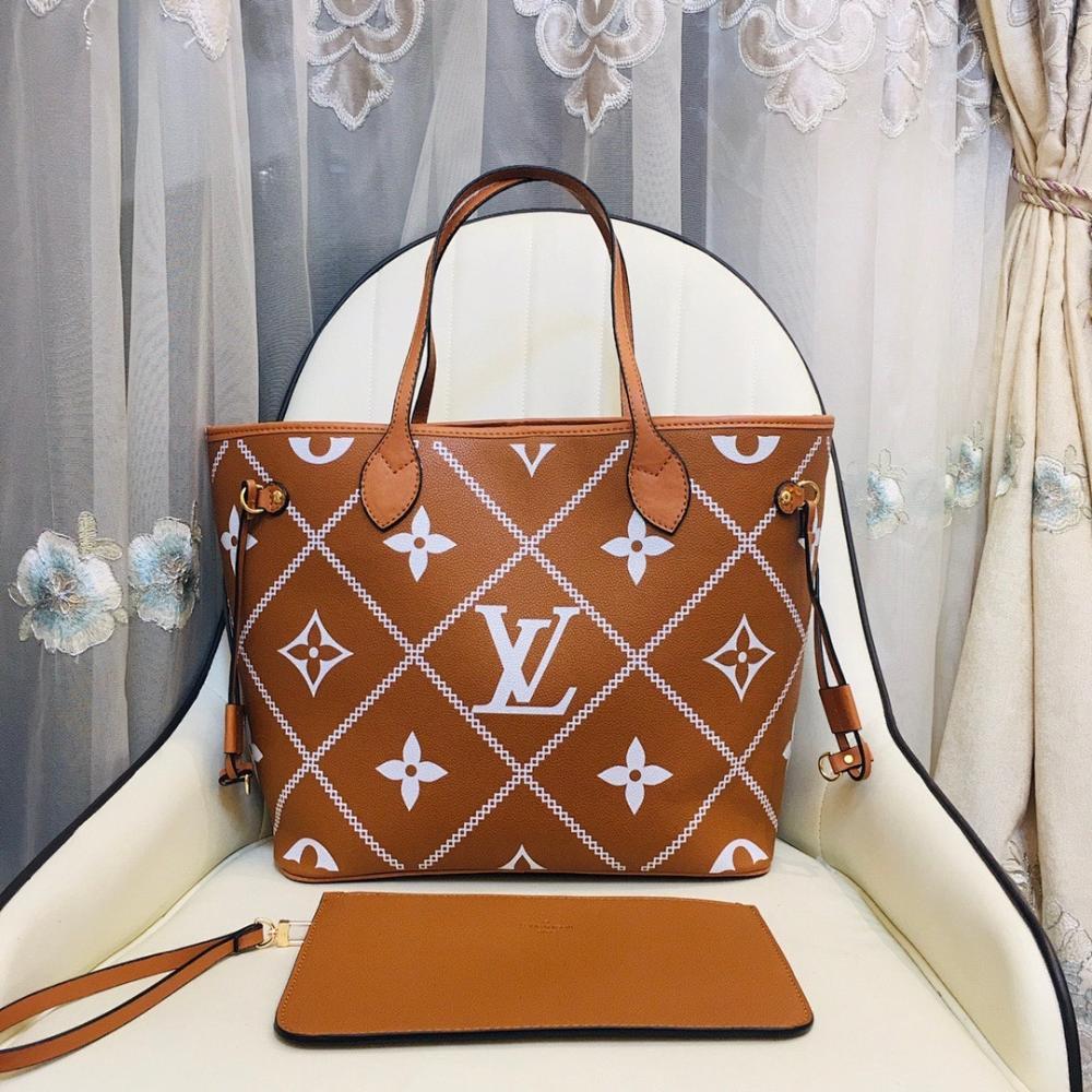 Elegant Refined Leather Crossbody Bag