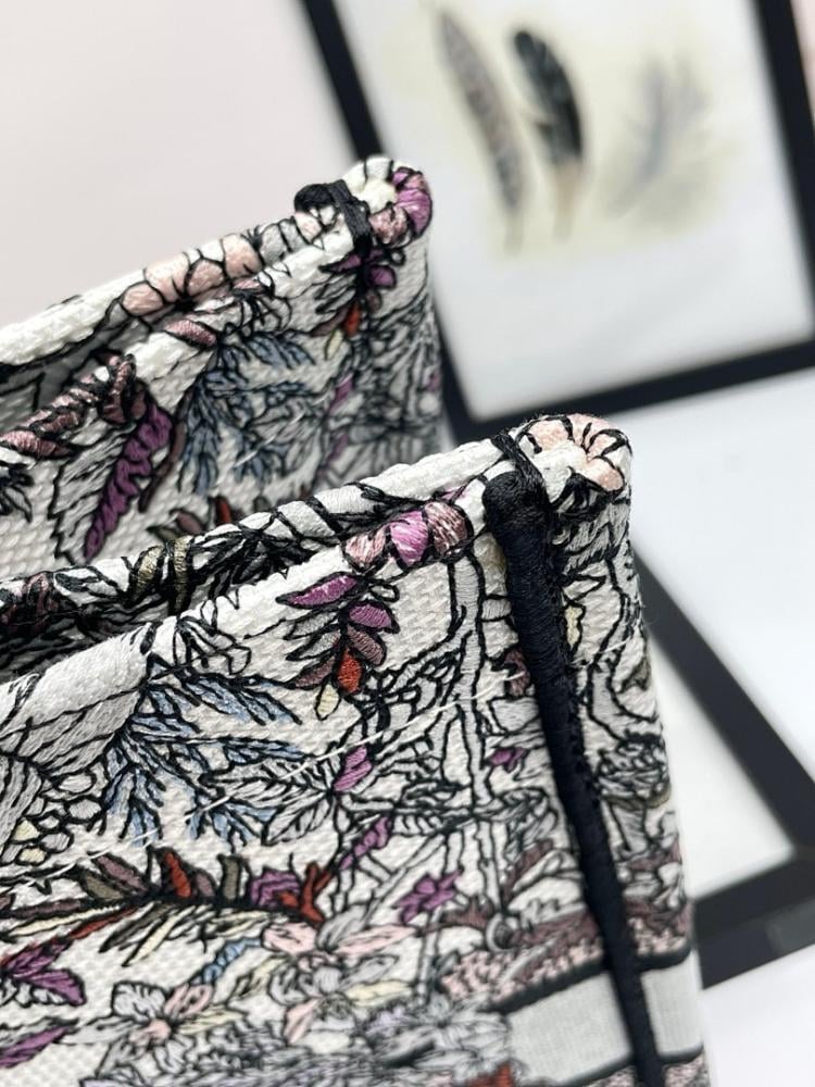 Modern Luxury Embroidered Shoulder Bag