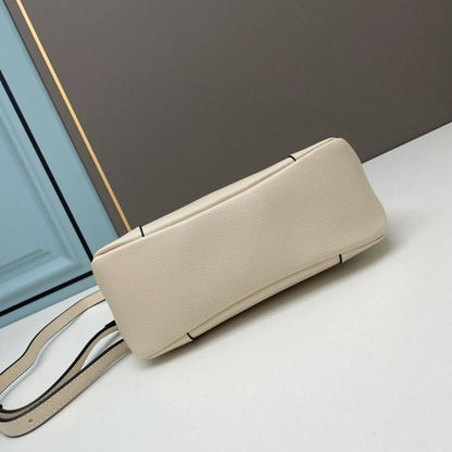 Elegant Refined Shoulder Bag