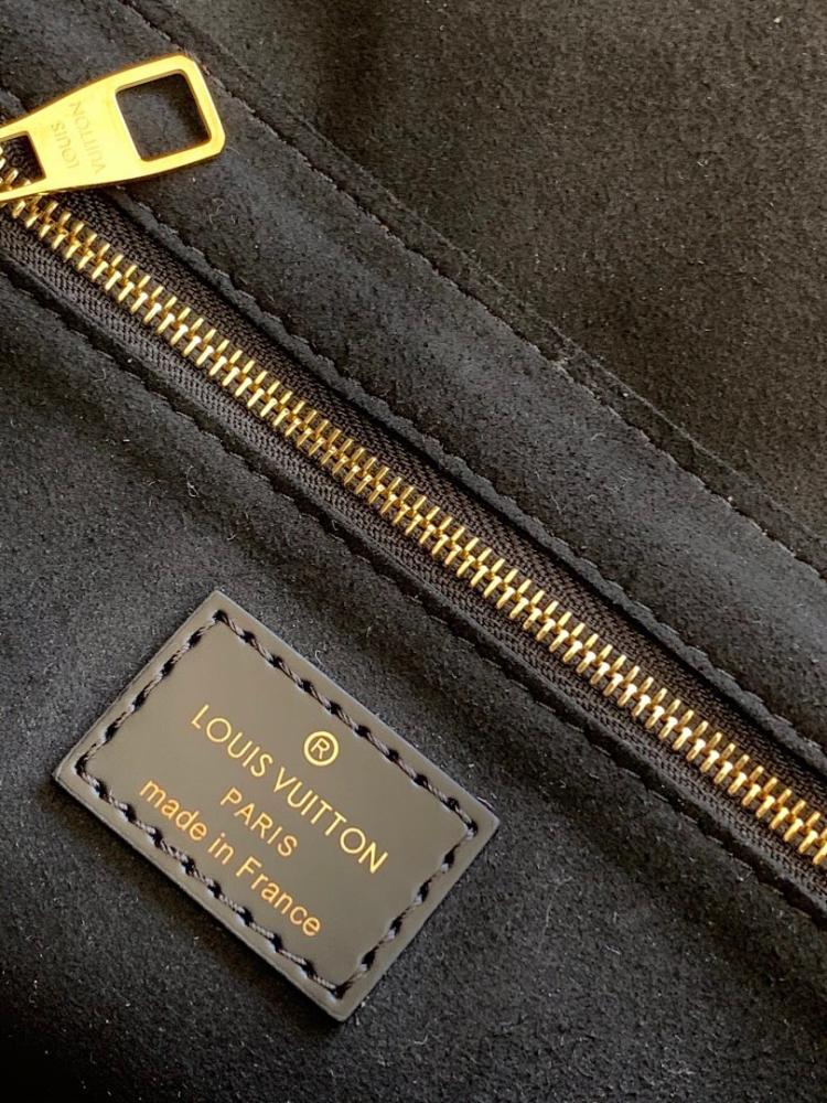 Italian-Inspired Elegant Leather Travel Bag