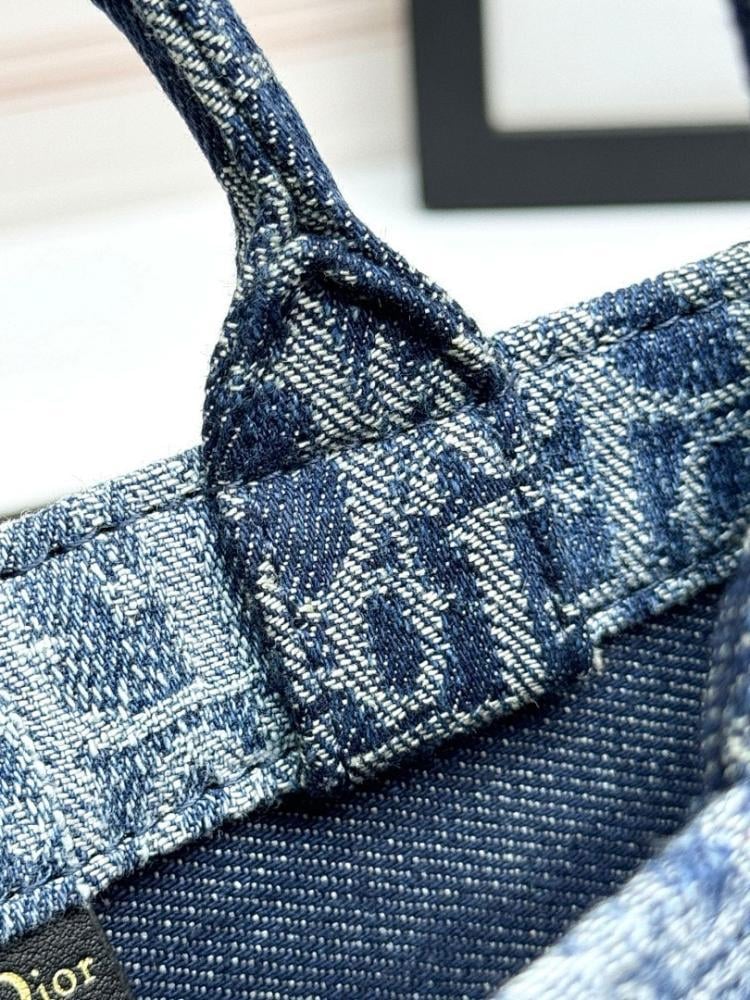 Elegant Refined Shoulder Bag