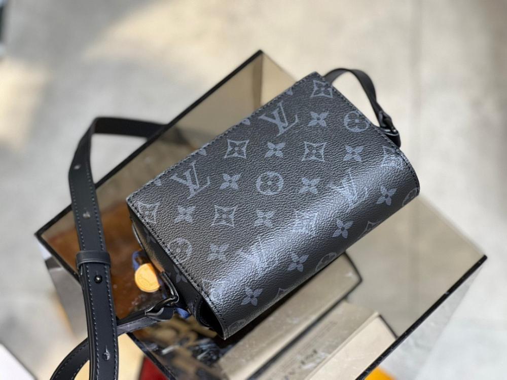 Modern Elegant Black Leather Shoulder Bag – Special Edition