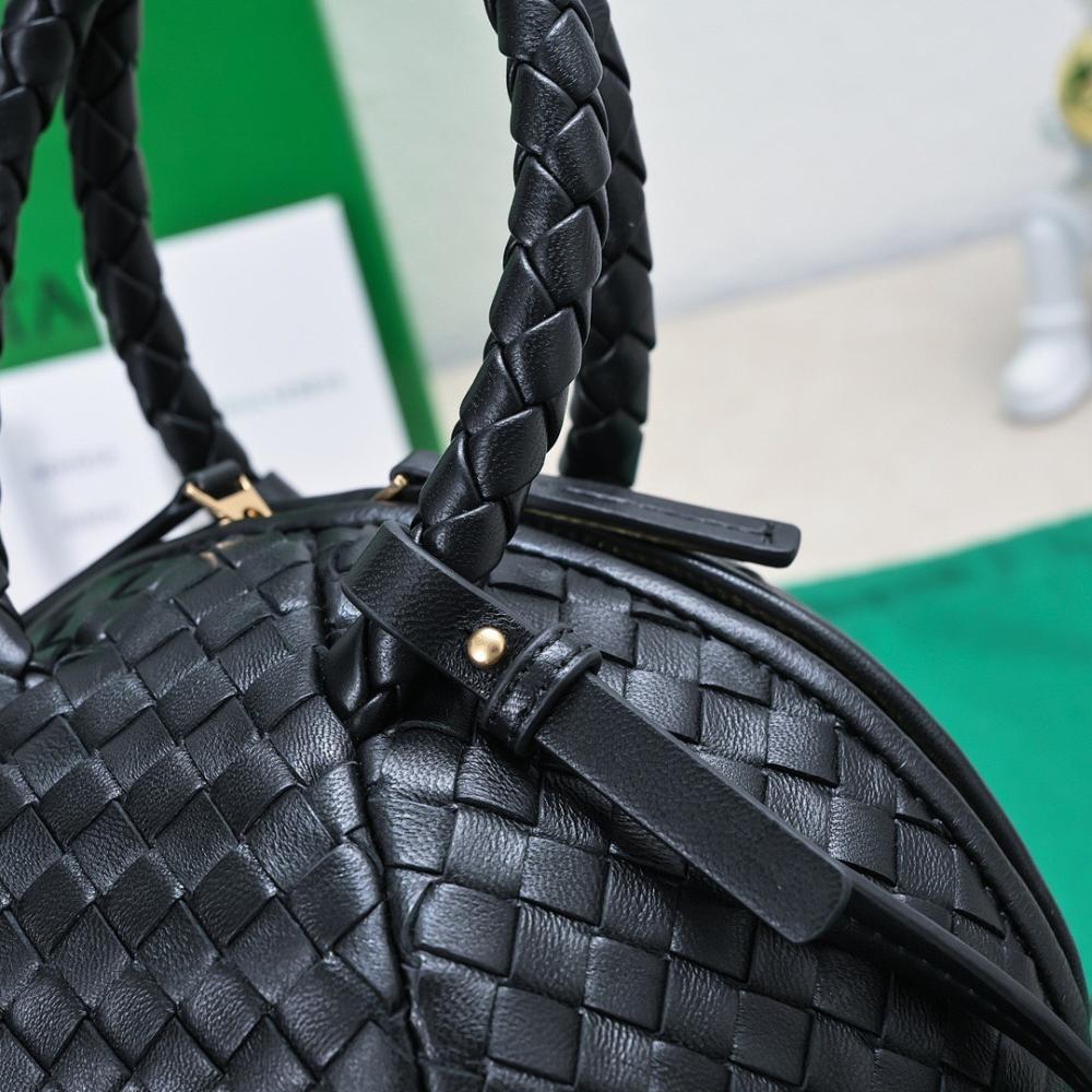 Stylish Refined Lambskin Shoulder Bag