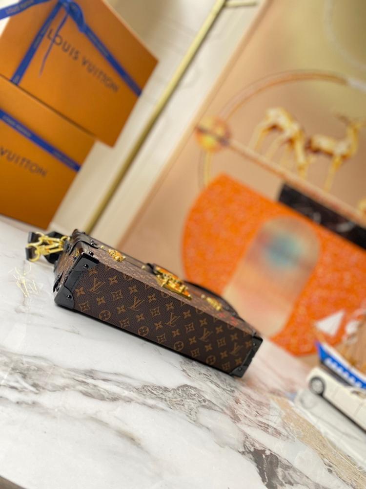 Elegant Refined Leather Shoulder Bag