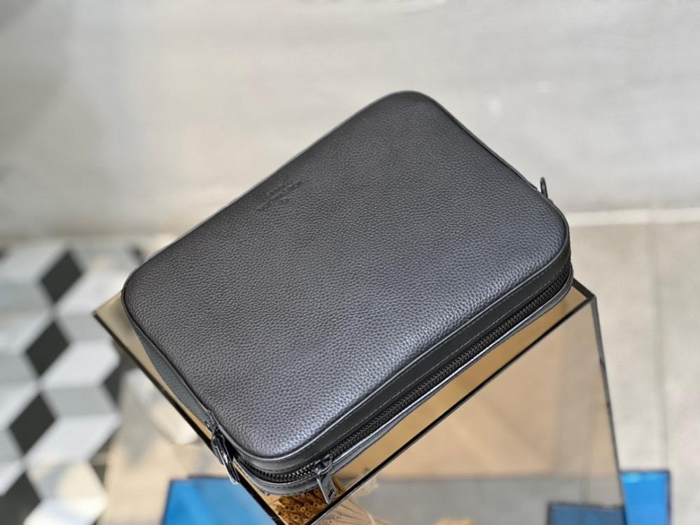 Classic Luxury Leather Shoulder Bag – Limited Edition