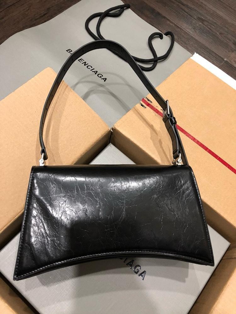 Stylish Calfskin Shoulder Bag – Limited Edition