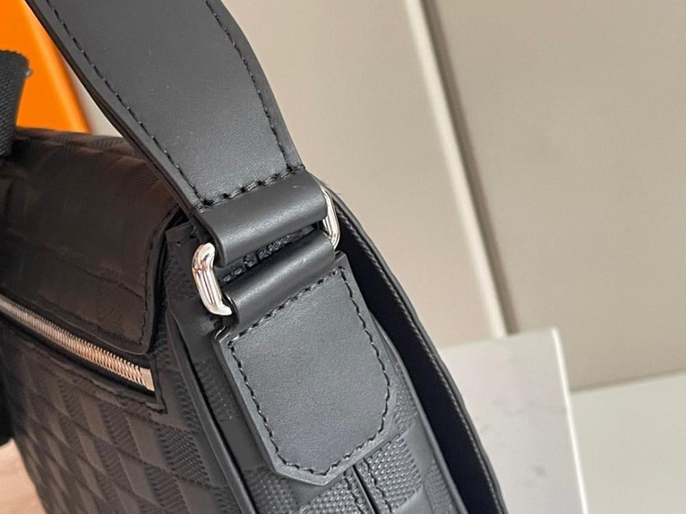Modern Luxury Leather Shoulder Bag – Limited Edition